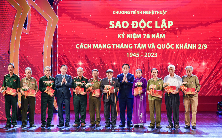 Đồng chí Nguyễn Trọng Nghĩa, Bí thư Trung ương Đảng, Trưởng Ban Tuyên giáo Trung ương và đồng chí Lương Quốc Đoàn, Ủy viên Trung ương Đảng, Chủ tịch Hội Nông dân Việt Nam tặng quà các đại biểu người có công với cách mạng đến từ tỉnh Tuyên Quang và Thủ đô Hà Nội. (Ảnh: THÀNH ĐẠT) Đồng chí Nguyễn Trọng Nghĩa, Bí thư Trung ương Đảng, Trưởng Ban Tuyên giáo Trung ương và đồng chí Lương Quốc Đoàn, Ủy viên Trung ương Đảng, Chủ tịch Hội Nông dân Việt Nam tặng quà các đại biểu người có công với cách mạng đến từ tỉnh Tuyên Quang và Thủ đô Hà Nội. (Ảnh: THÀNH ĐẠT)