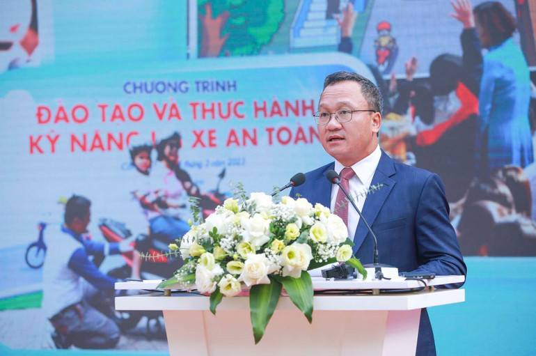 Ông Khuất Việt Hùng, Phó Chủ tịch chuyên trách Ủy ban an toàn giao thông quốc gia phát biểu tại buổi lễ.