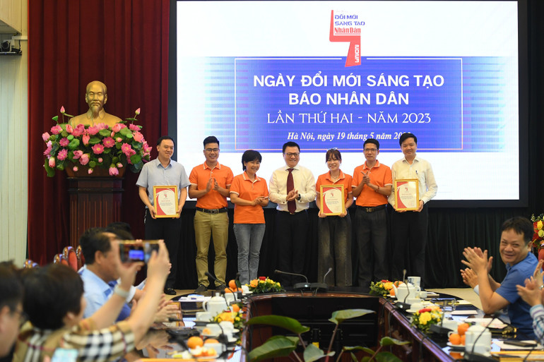 Cũng tại khuôn khổ sự kiện, giải trình bày ấn tượng đã được trao cho các tác giả: Ngô Việt Anh (Ban Nhân Dân điện tử), Tạ Quang Dũng (Trưởng Ban Quản lý Phóng viên thường trú) và nhóm tác giả Ban Nhân Dân cuối tuần.