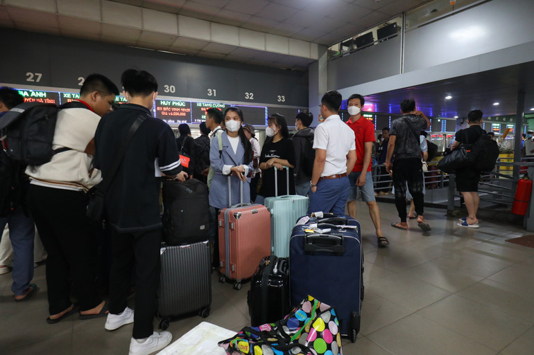 Hành khách đứng chờ tại khu vực bến xe Nước Ngầm.