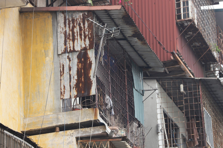 “Chuồng cọp” bủa vây các chung cư cũ. “Chuồng cọp” bủa vây các chung cư cũ.