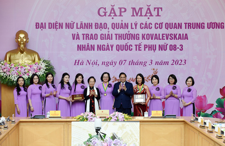 Thủ tướng Chính phủ Phạm Minh Chính và nguyên Phó Chủ tịch nước Nguyễn Thị Doan, Chủ tịch Ủy ban Giải thưởng Kovalevskaia trao giải thưởng Kovalevskaia năm 2022 cho các nhà khoa học có những công trình nghiên cứu khoa học xuất sắc. Thủ tướng Chính phủ Phạm Minh Chính và nguyên Phó Chủ tịch nước Nguyễn Thị Doan, Chủ tịch Ủy ban Giải thưởng Kovalevskaia trao giải thưởng Kovalevskaia năm 2022 cho các nhà khoa học có những công trình nghiên cứu khoa học xuất sắc.