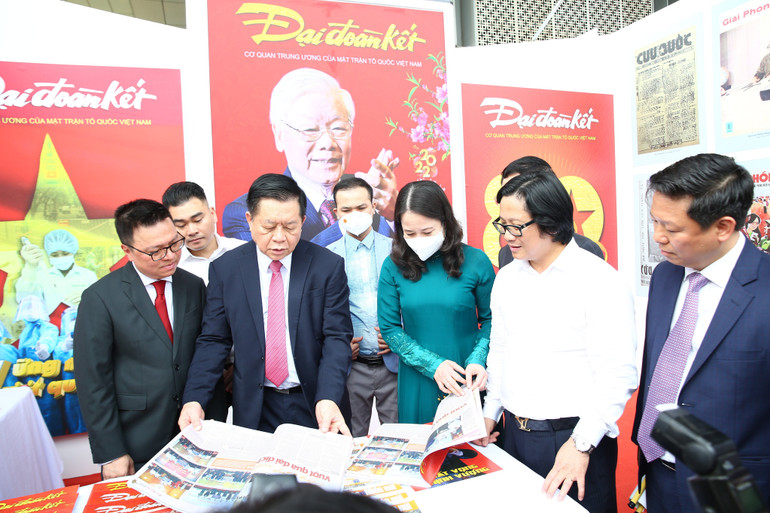 Trưởng Ban Tuyên giáo Trung ương Nguyễn Trọng Nghĩa, Tổng Biên tập Báo Nhân Dân Lê Quốc Minh, Phó Chủ tịch nước Võ Thị Ánh Xuân và các đại biểu tham quan gian trưng bày của Báo Đại đoàn kết tại Hội Báo toàn quốc 2022.