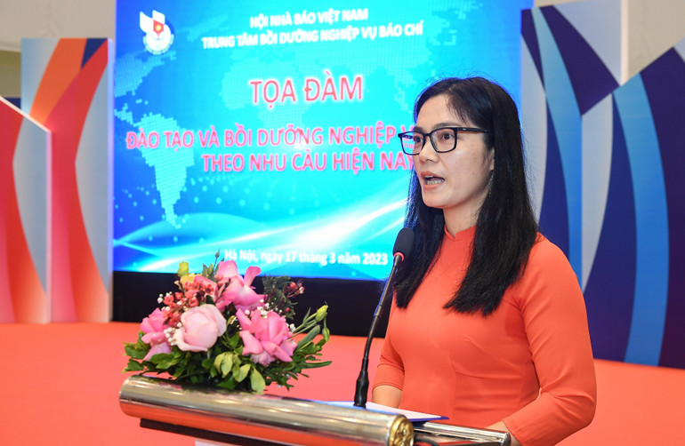Bà Nguyễn Thị Hải Vân, Giám đốc Trung tâm Bồi dưỡng nghiệp vụ báo chí Hội Nhà báo Việt Nam thông tin về chương trình đào tạo tại tọa đàm.