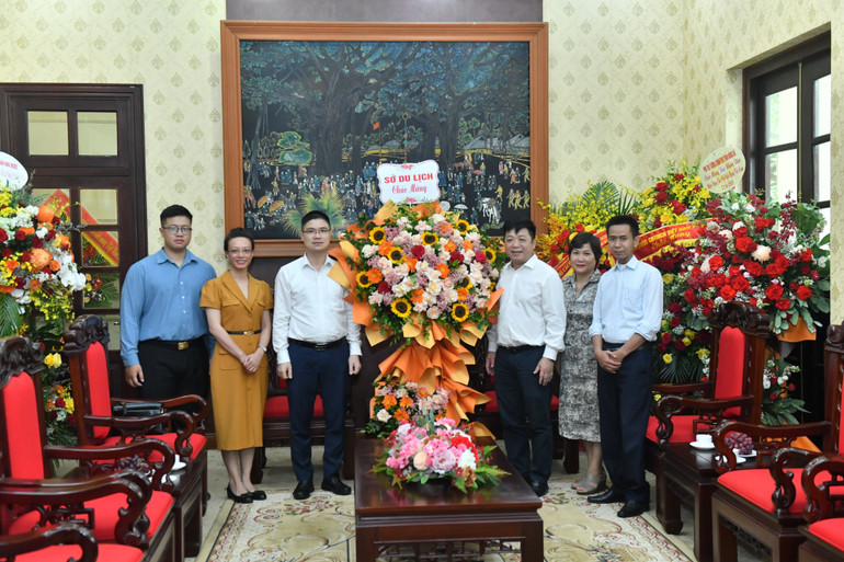 Đoàn đại biểu Sở Du lịch Hà Nội chúc mừng Báo Nhân Dân. (Ảnh: ĐĂNG KHOA)