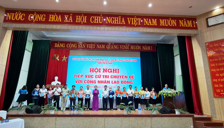 Tặng quà cho công nhân, người lao động hoàn cảnh khó khăn.