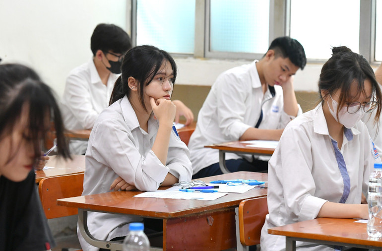 Nét mặt âu lo của một nữ thí sinh. (Ảnh: Thành Đạt)