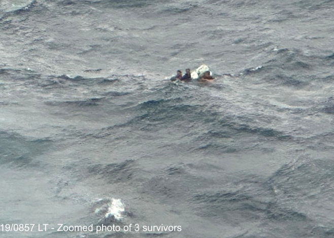 Các nạn nhân đang trôi dạt trên biển trước khi lực lượng cứu nạn tiếp cận