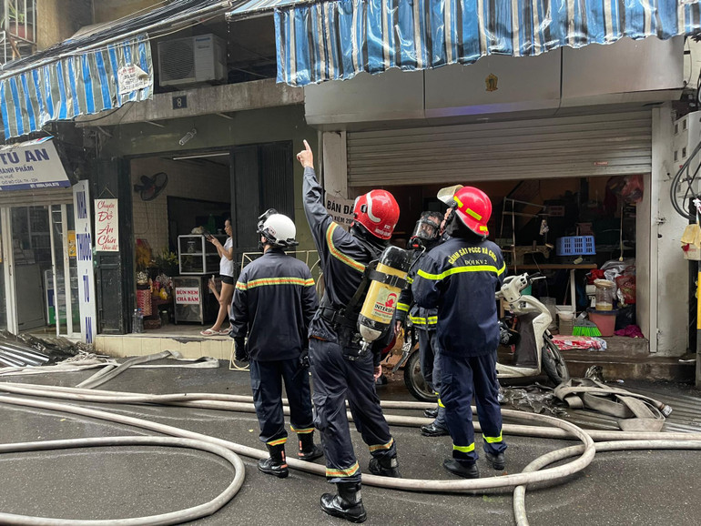 Cảnh sát nỗ lực tìm cách tiếp cận bên trong để cứu hộ, cứu nạn.