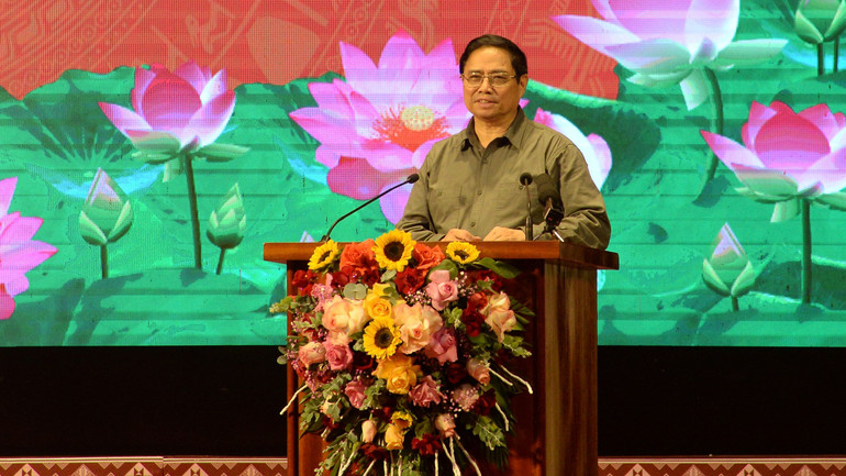 Thủ tướng Phạm Minh Chính phát biểu ý kiến tại Lễ trao học bổng và quà cho học sinh có hoàn cảnh khó khăn tỉnh Điện Biên. Thủ tướng Phạm Minh Chính phát biểu ý kiến tại Lễ trao học bổng và quà cho học sinh có hoàn cảnh khó khăn tỉnh Điện Biên.