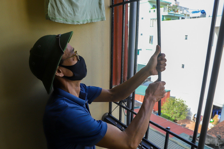 Sau khi cưa bỏ phần song sắt, một "lối thoát" đã được tạo ra. Sau khi cưa bỏ phần song sắt, một "lối thoát" đã được tạo ra.