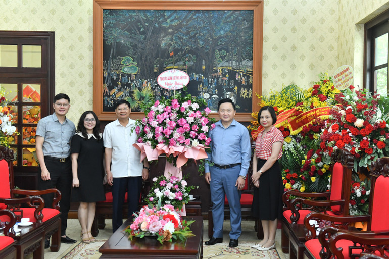 Đoàn đại biểu Tổng Liên đoàn lao động Việt Nam chúc mừng Báo Nhân Dân. (Ảnh: ĐĂNG KHOA)