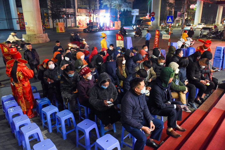 Chờ đợi đến giờ mở cửa để mua vàng cầu tài lộc đầu năm. (Ảnh: Thành Đạt)