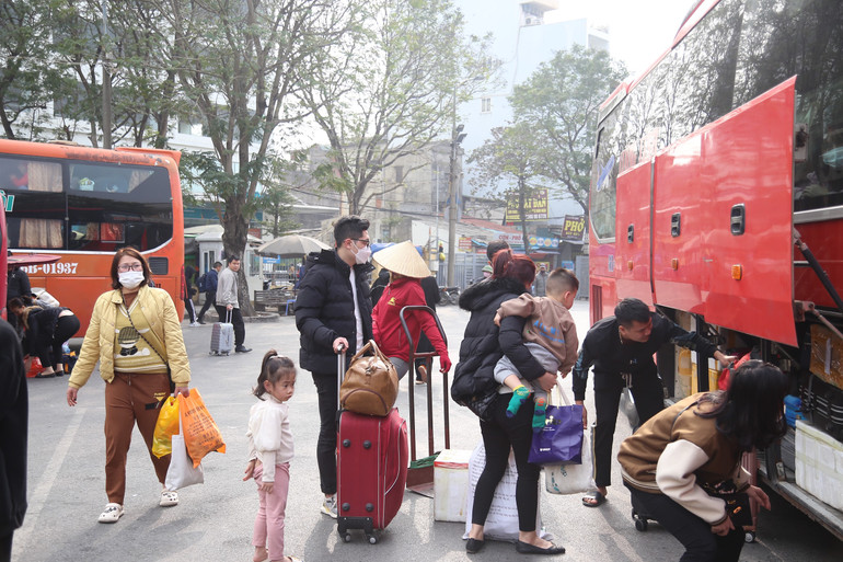 Tại bến xe Giáp Bát, theo ghi nhận của phóng viên, cảnh chen chúc, quá tải không xảy ra.