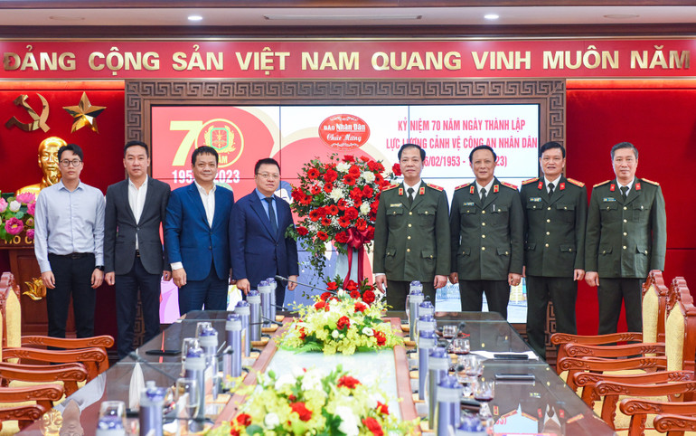 Đoàn công tác Báo Nhân Dân chụp ảnh lưu niệm cùng lãnh đạo Bộ Tư lệnh Cảnh vệ. (Ảnh: Thành Đạt)