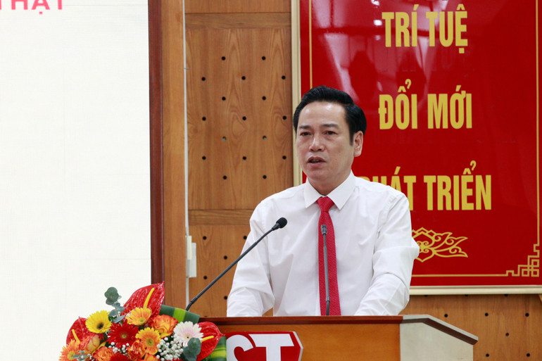 Đồng chí Nguyễn Công Dũng, Phó Tổng Biên tập phụ trách Báo điện tử Đảng Cộng sản Việt Nam phát biểu tại lễ ký kết. Đồng chí Nguyễn Công Dũng, Phó Tổng Biên tập phụ trách Báo điện tử Đảng Cộng sản Việt Nam phát biểu tại lễ ký kết.