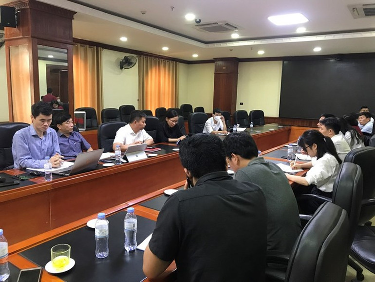 Đại diện Trường đại học Vinh trao đổi với các cơ quan báo chí về sự việc học sinh tự tử tại nhà.