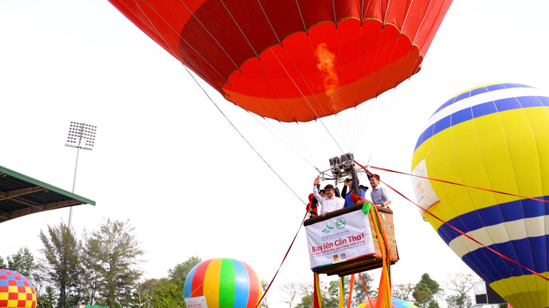 Du khách trải nghiệm bay với Khinh khí cầu