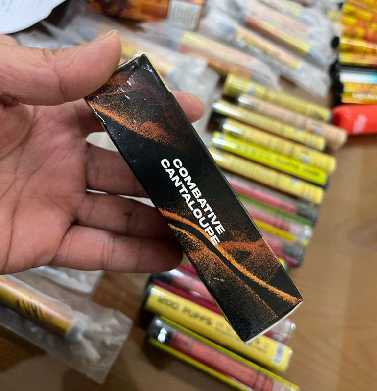 Các loại thuốc lá điện tử chứa chất ma túy do Công an huyện Thạch Thất (Hà Nội) phát hiện, thu giữ. (Ảnh: THU HƯƠNG)