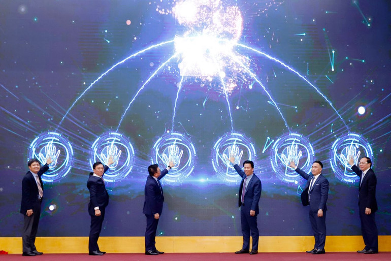 Các đại biểu ấn nút khai trương Chuyên trang tiếng Anh của Tạp chí Tài nguyên và Môi trường.