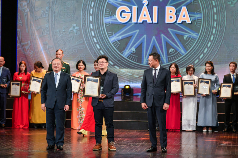Trao giải Ba cho các tác giả, nhóm tác giả đoạt giải. (Ảnh: Thành Đạt) Trao giải Ba cho các tác giả, nhóm tác giả đoạt giải. (Ảnh: Thành Đạt)