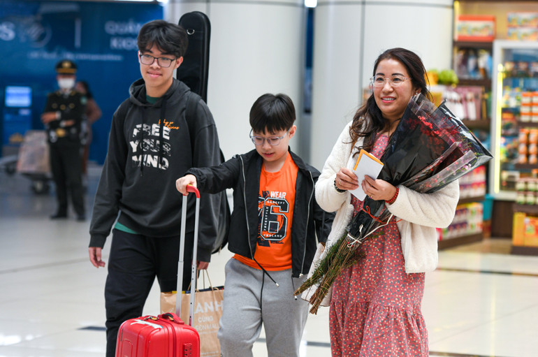 Hoa tươi miền bắc theo cánh máy bay vào miền nam đón Tết. (Ảnh: Thành Đạt)