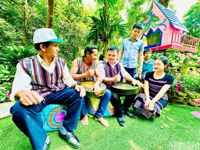 Du khách trải nghiệm đánh cồng chiêng cùng nghệ nhân Chiêng Ba.