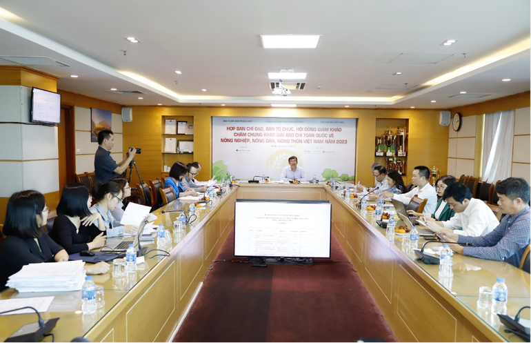 Toàn cảnh họp Hội đồng chung khảo Giải báo chí toàn quốc về nông nghiệp, nông dân, nông thôn.