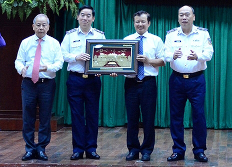 Ban Thường vụ Tỉnh ủy Thừa Thiên Huế tặng quà lưu niệm Ban Thường vụ Đảng ủy Cảnh sát biển Việt Nam. Ban Thường vụ Tỉnh ủy Thừa Thiên Huế tặng quà lưu niệm Ban Thường vụ Đảng ủy Cảnh sát biển Việt Nam.