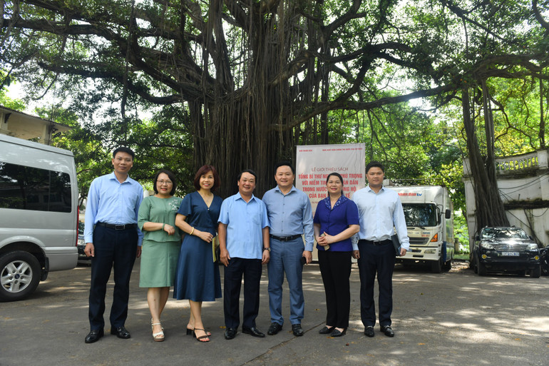 Đoàn đại biểu Ủy ban Dân tộc chụp ảnh lưu niệm tại trụ sở Báo Nhân Dân.