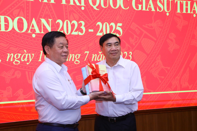 Đồng chí Nguyễn Trọng Nghĩa, Bí thư Trung ương Đảng, Trưởng Ban Tuyên giáo Trung ương trao tặng sách cho tỉnh Điện Biên.