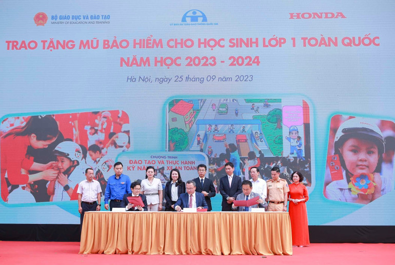 Đại diện các cơ quan ký kết Biên bản ghi nhớ tại sự kiện.