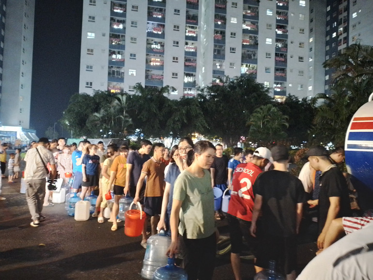Tối muộn ngày 24/10, hàng trăm người dân tại KĐT Thanh Hà vẫn phải xếp hàng dài... đợi nước. (Ảnh chụp lúc 21 giờ ngày 24/10)