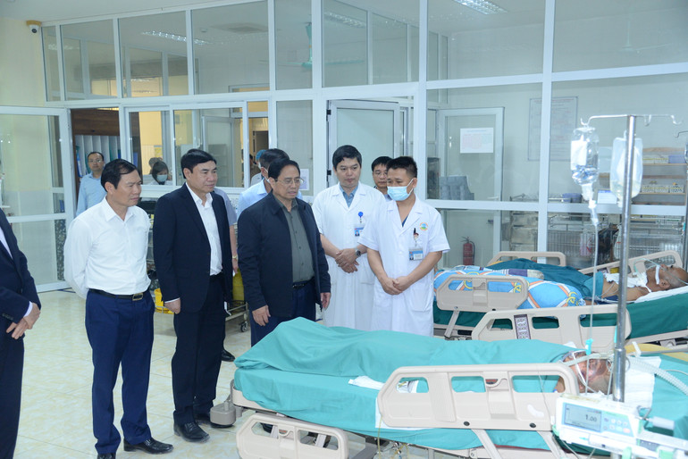 Thủ tướng Phạm Minh Chính thăm các bệnh nhân ở Khoa Hồi sức cấp cứu Bệnh viện Đa khoa tỉnh Điện Biên.