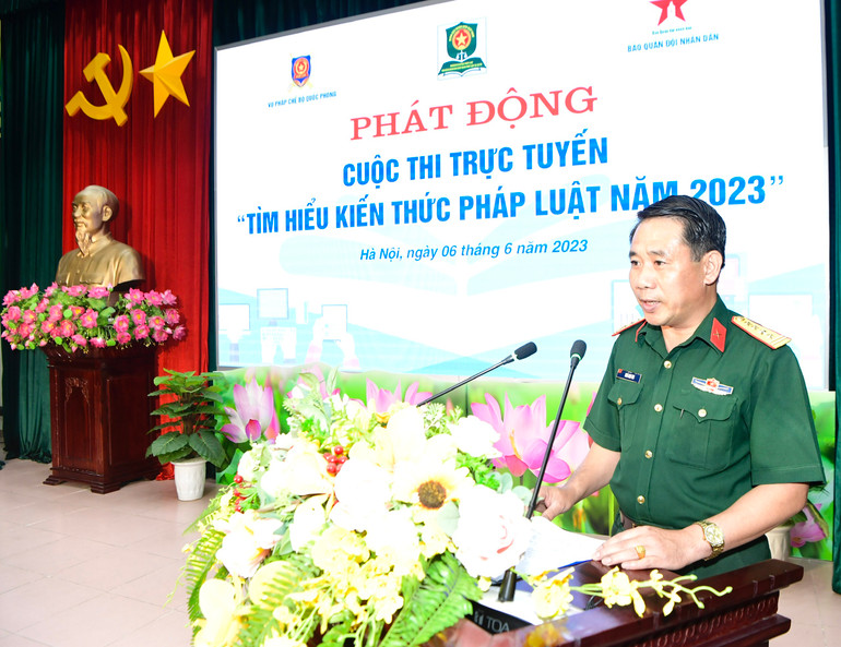 Đại tá Ngô Anh Thu phổ biến thể lệ của cuộc thi.