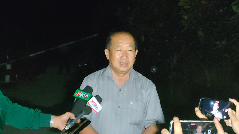 Phó Chủ tịch Ủy ban nhân dân tỉnh Đồng Tháp Đoàn Tấn Bửu trả lời báo chí tại hiện trường ngày 19/1. Phó Chủ tịch Ủy ban nhân dân tỉnh Đồng Tháp Đoàn Tấn Bửu trả lời báo chí tại hiện trường ngày 19/1.