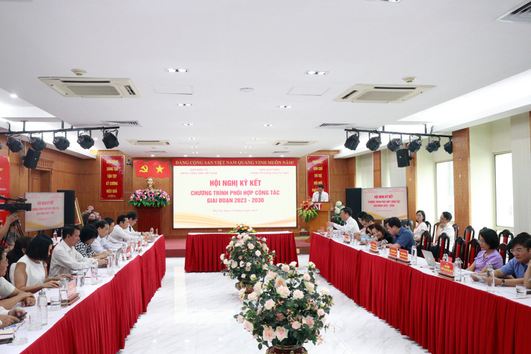 Quang cảnh lễ ký kết. Quang cảnh lễ ký kết.