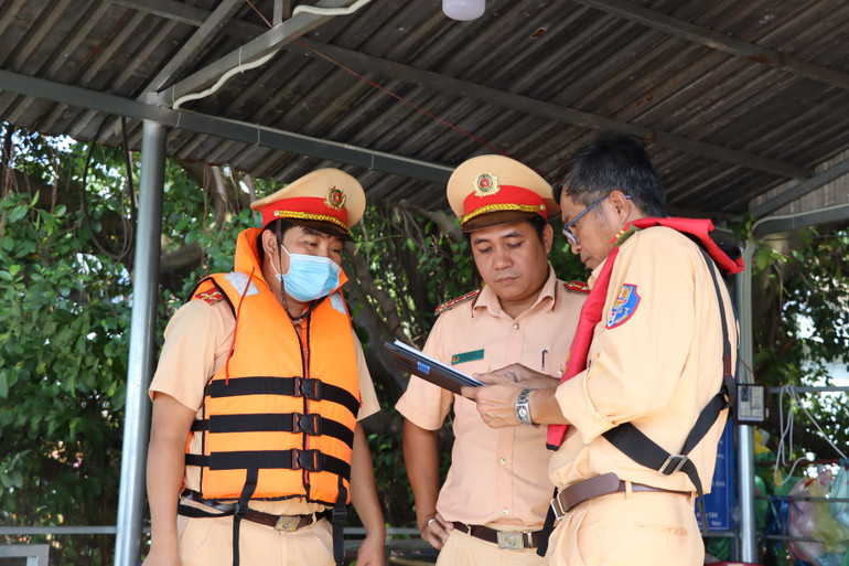 Lực lượng công an có mặt tại hiện trường lập hồ sơ phục vụ điều tra nguyên nhân.
