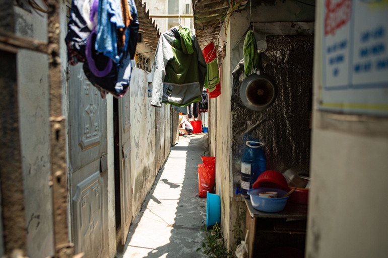 Dãy trọ của xóm chạy thận luôn bí bách và ngột ngạt, đặc biệt trong những ngày nắng nóng diện rộng vừa qua.