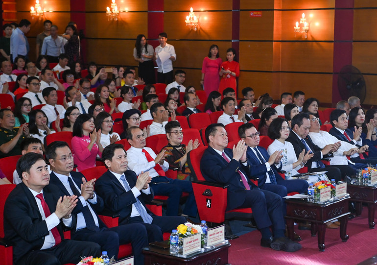 Trưởng Ban Tuyên giáo Trung ương Nguyễn Trọng Nghĩa cùng đồng chí lãnh đạo và các đại biểu dự buổi lễ. (Ảnh: DUY LINH)