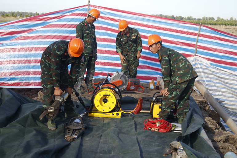 Chuẩn bị sẵn thiết bị cứu hộ chuyên dụng. (Ảnh: Hữu Nghĩa)