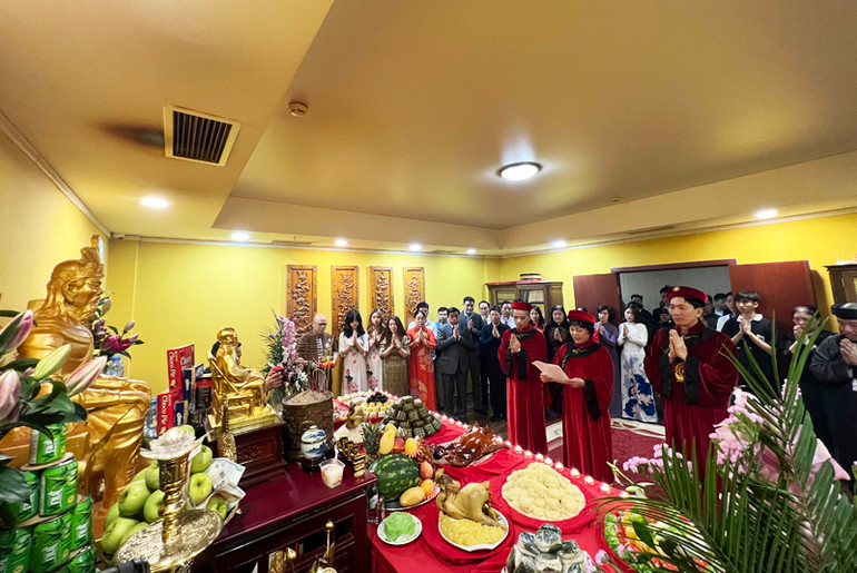 Nghi lễ dâng hương tưởng nhớ các Vua Hùng tại Trung tâm đa chức năng Hà Nội-Moskva. (Ảnh: Xuân Hưng)