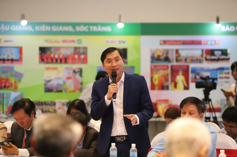 Nhà báo Trần Tiến Duẩn nêu ý kiến tại tọa đàm.