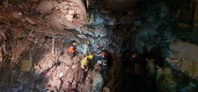 Đoàn cứu hộ cứu nạn Bộ Công an phối hợp với nước bạn giải cứu nạn nhân tại hiện trường. (Ảnh: C07)