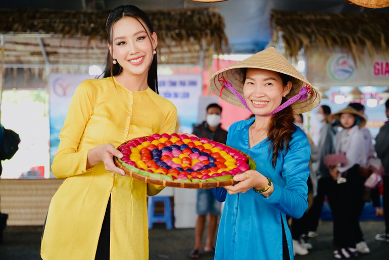 Khách tham quan Lễ hội bánh dân gian Nam Bộ năm 2023.