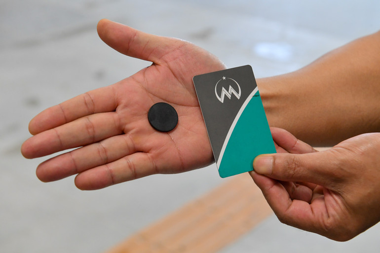 Khách hàng có thể dùng thẻ từ hoặc token để lên tàu. (Ảnh: Thành Đạt)