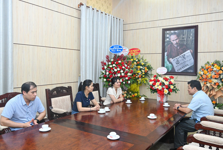 Đoàn đại biểu Cục An ninh đối ngoại (Bộ Công an) chúc mừng Báo Nhân Dân. (Ảnh: DUY LINH)