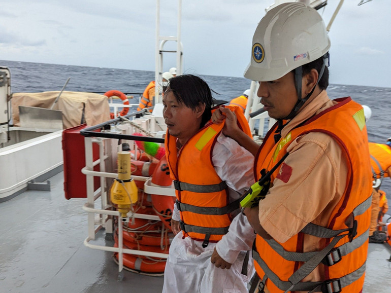 Tiếp nhận nạn nhân từ tàu nước ngoài đưa lên tàu SAR 413 tiến hành cấp cứu và chăm sóc y tế ban đầu