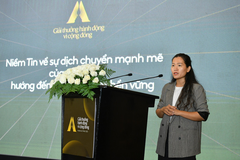 Bà Đặng Thị Thương, Giám đốc dự án Human Act Prize trình bày ý nghĩa của Giải thưởng Hành động vì cộng đồng tại lễ công bố. (Ảnh: Thành Đạt)