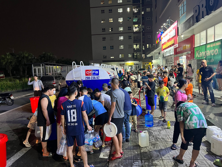 Cảnh xếp hàng hứng nước xuất hiện nhiều ngày qua tại Khu đô thị Thanh Hà.